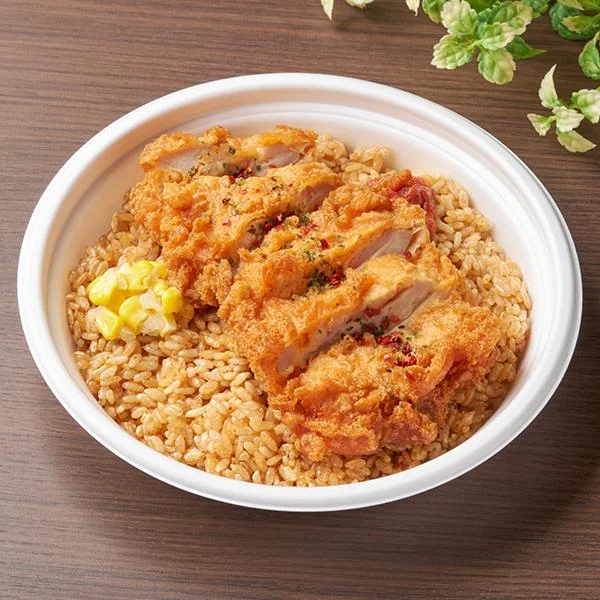 【ファミマ新作】スパイシーな味わい！辛旨チキン&ジャンバラヤのカロリーと口コミ！販売期間はいつまで？