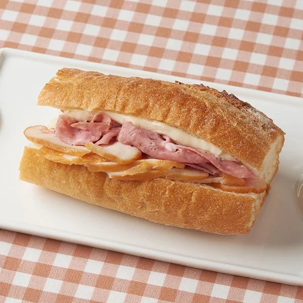 【ファミマ新作】【関東・東海・関西】石窯パリジャン　スモークチキン&ソフトサラミのカロリーと口コミ！販売期間はいつまで？