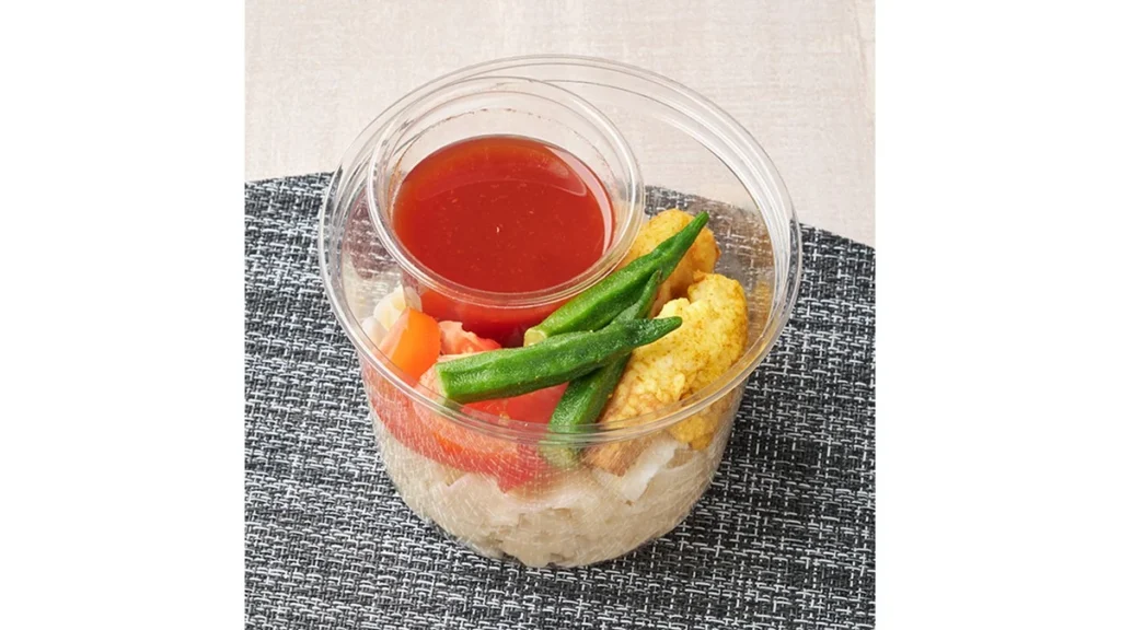 【東京都の一部・神奈川県の一部】トマトだしうどん　オクラとカレーちくわ天