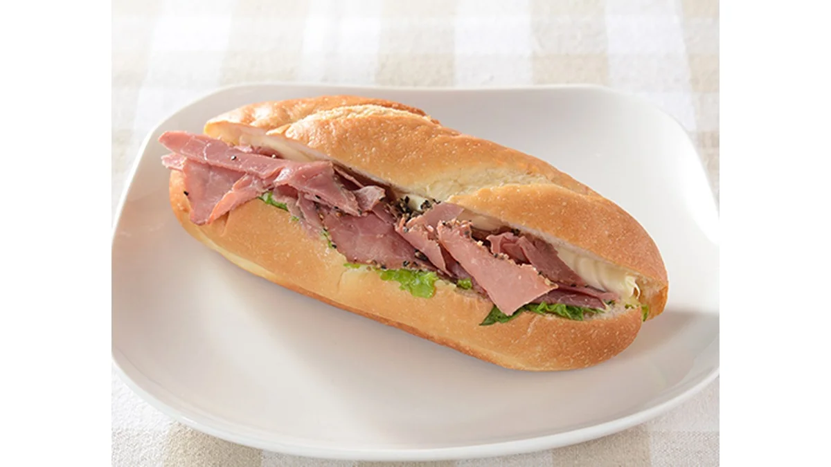 ROLLサンド　パストラミビーフとチーズ