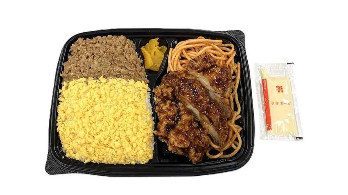 ピリ辛チキン＆２色そぼろ弁当