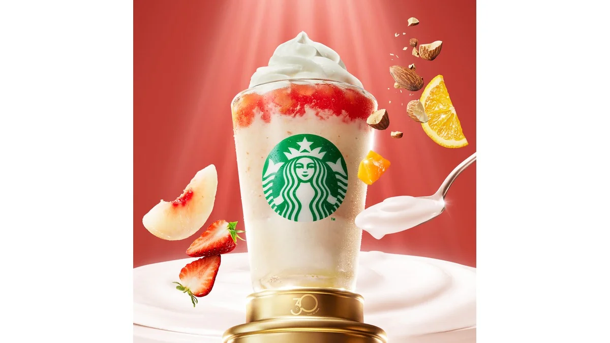 THE フラペチーノ® of フルーツーオンートップーヨーグルト with クラッシュ ナッツ