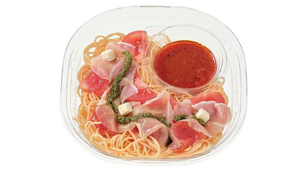 冷製パスタ　トマトと生ハムとチーズ