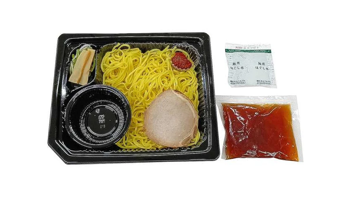 辛味噌を溶いて食べるざる中華