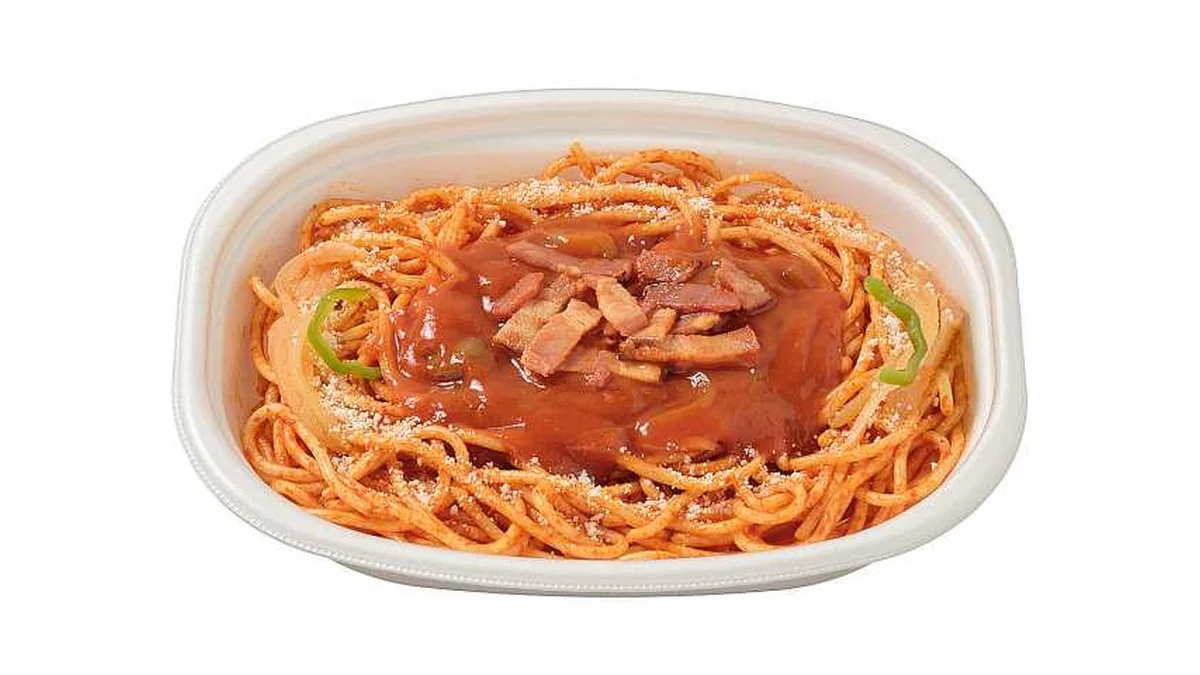 ケチャップソースの大盛ナポリタン