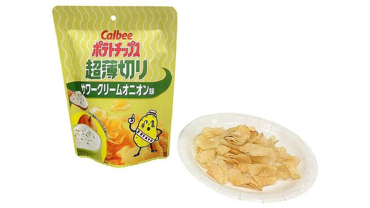 カルビーポテトチップス　超薄切り　サワークリームオニオン味