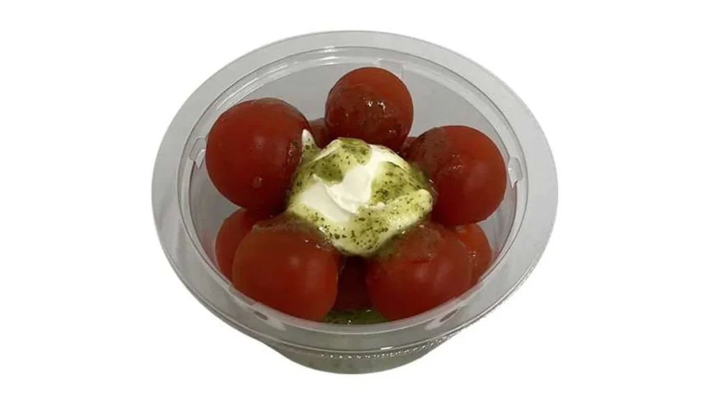 ミニトマトとチーズのバジルサラダ