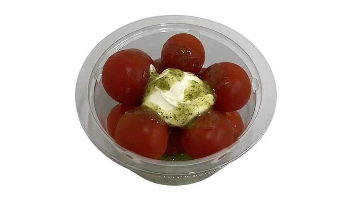 ミニトマトとチーズのバジルサラダ