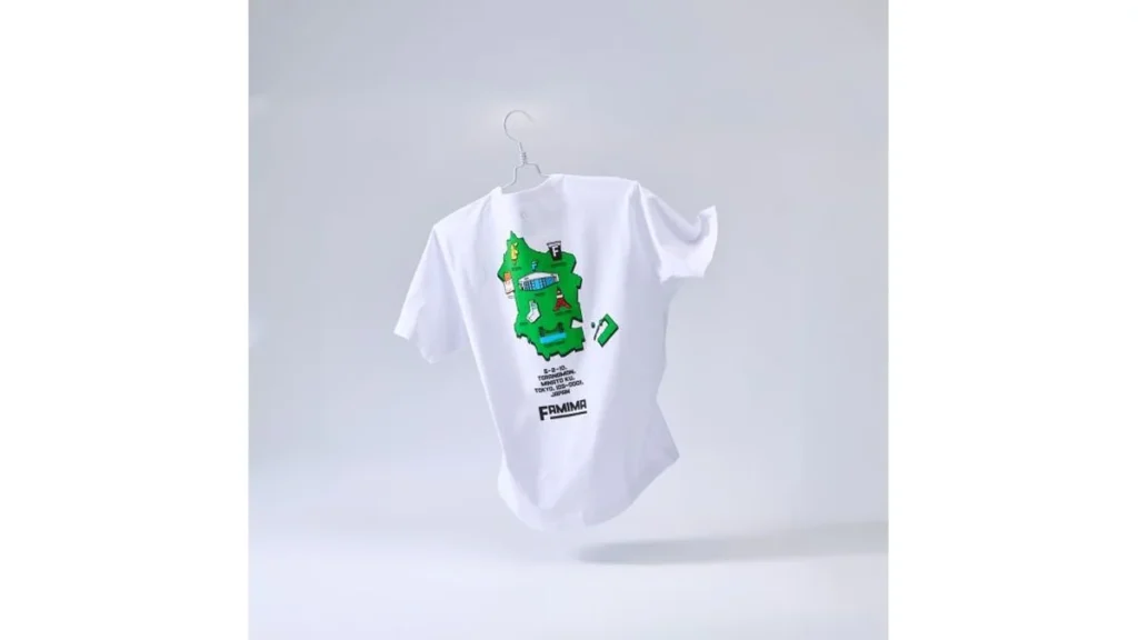 【ファミマオンライン】アウターＴシャツ　ＡＺＡＢＵＤＡＩ　ＭＡＰ／しろ