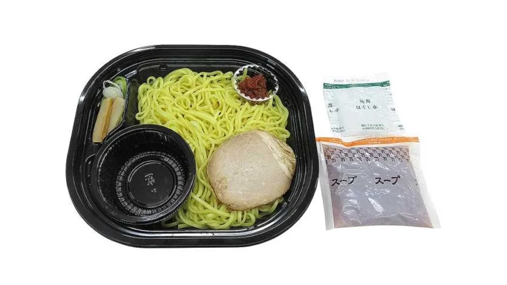 辛味噌を溶いて食べるざる中華
